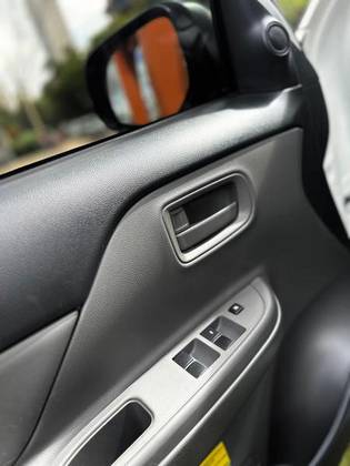 MITSUBISHI L200 TRITON 2.4 16V TURBO DIESEL OUTDOOR GLX CD 4X4 MANUAL